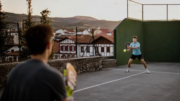 Découverte des sports de raquette au Pays Basque