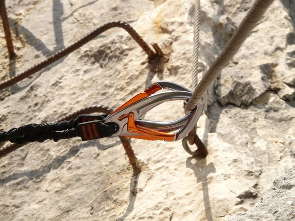 Comment se préparer pour une journée de via ferrata en Ardèche ?