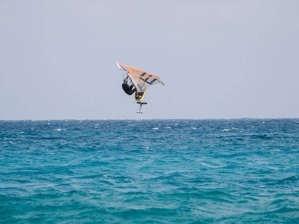 Maîtrisez le windfoil : guide complet pour débutants